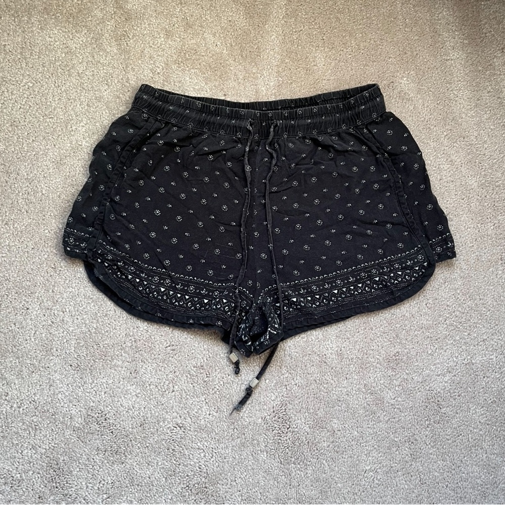 Hollister black and white flowy floral pattern shorts